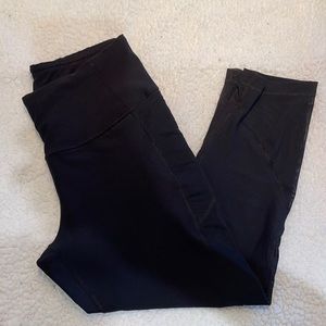 Mesh sides crop legging by 90 degrees